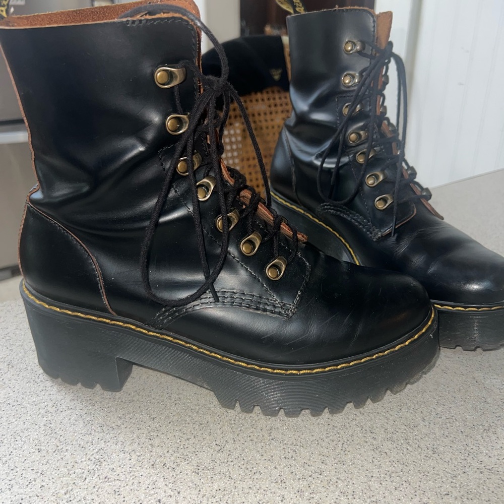 Dr. Martens Leona platform lace ups sz 10